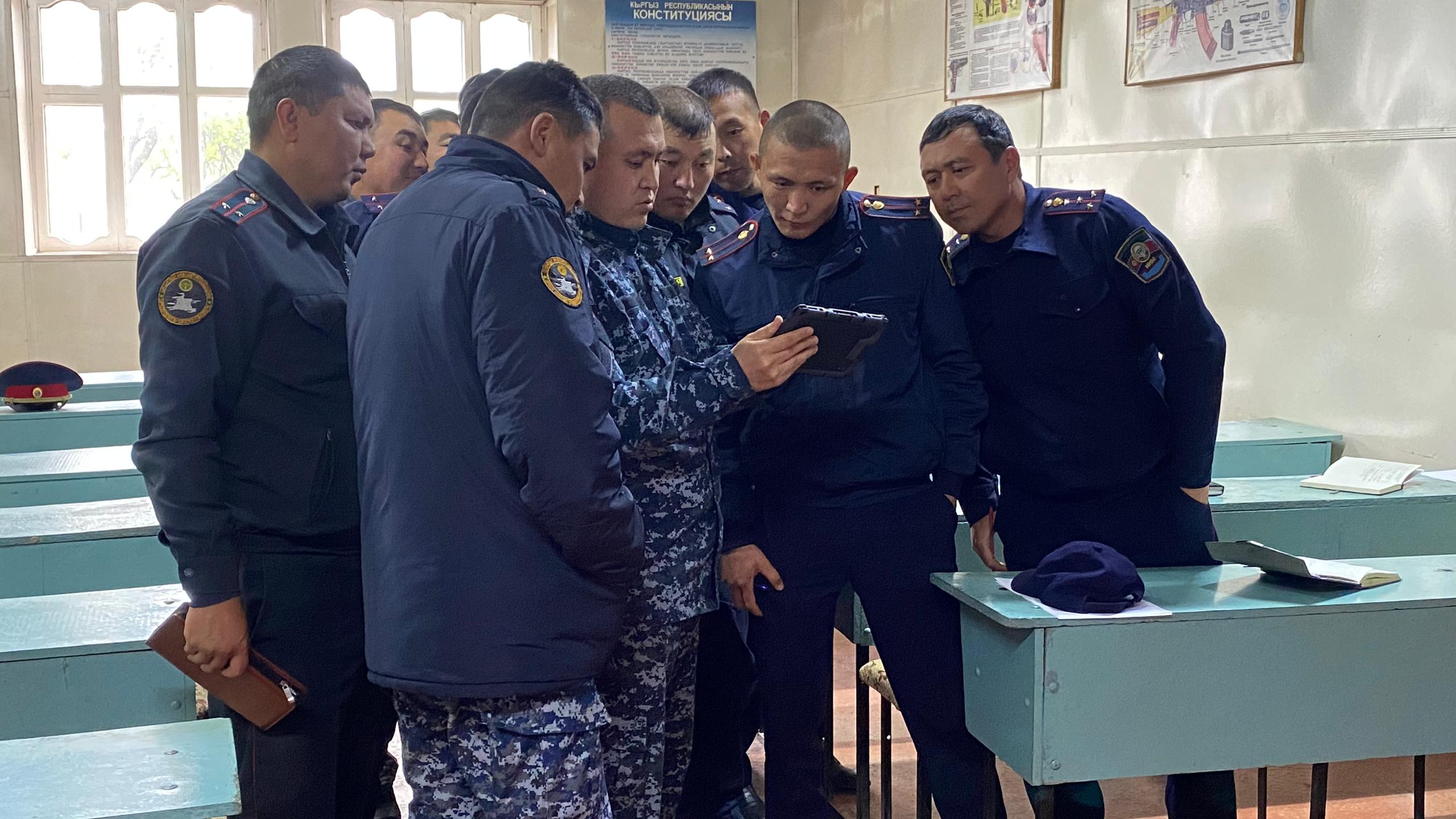 Сотрудникам Таласского ОВД вручили боди-камеры и планшеты
