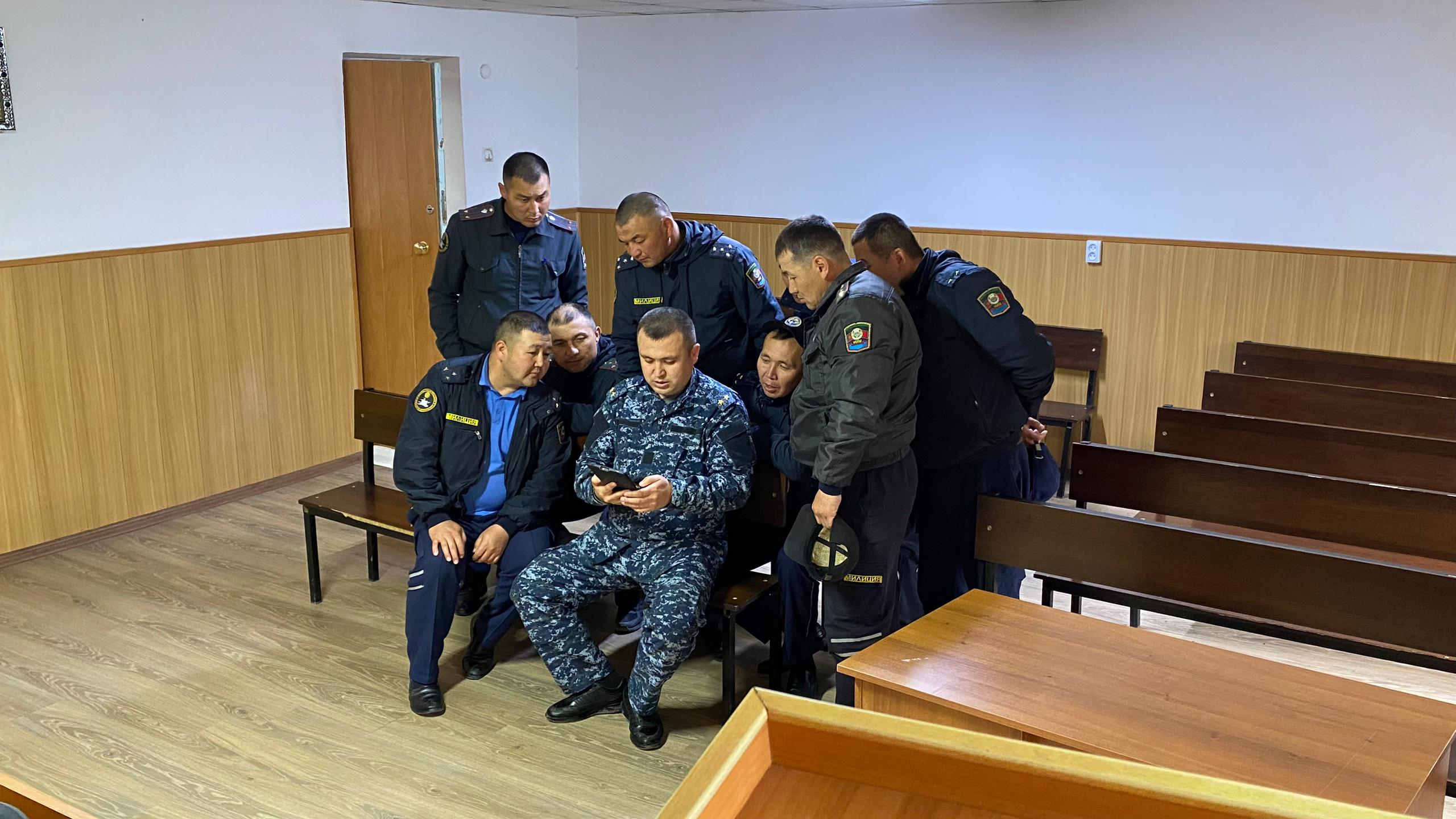 Сотрудникам Таласского ОВД вручили боди-камеры и планшеты