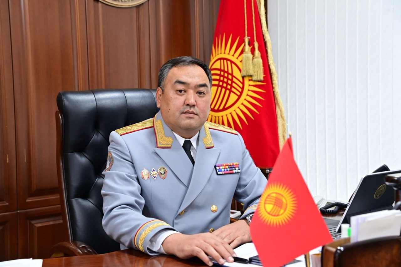 Поздравление министра внутренних дел Кыргызской Республики Улана Ниязбекова с вековым юбилеем отечественной милиции