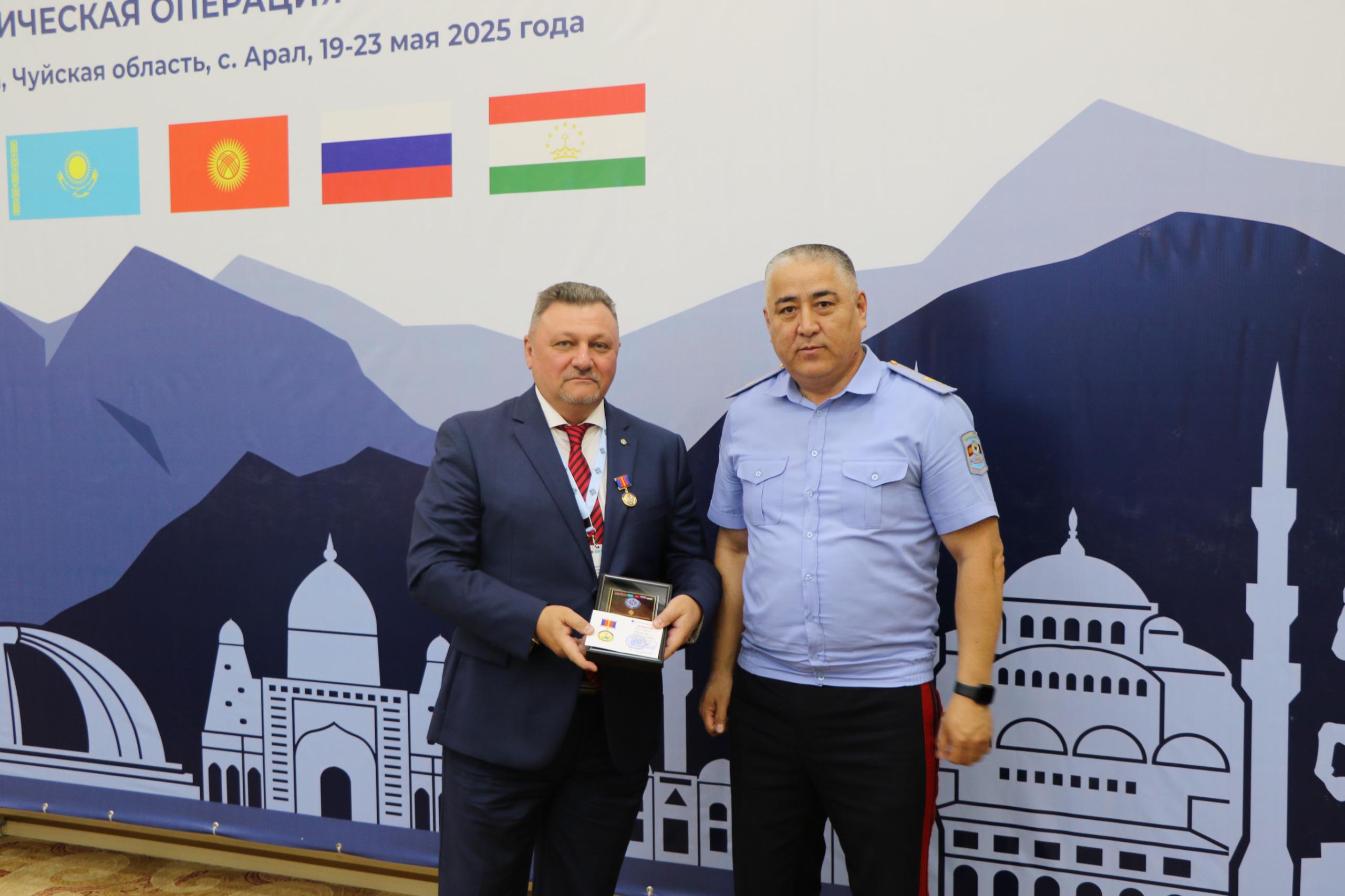Ички иштер министринин орун басары Нурбек Абдиев   ЖККУнун  “Тоолуу канал форпосту” операциясынын алдын ала жыйынтыктарын чыгарууга катышты