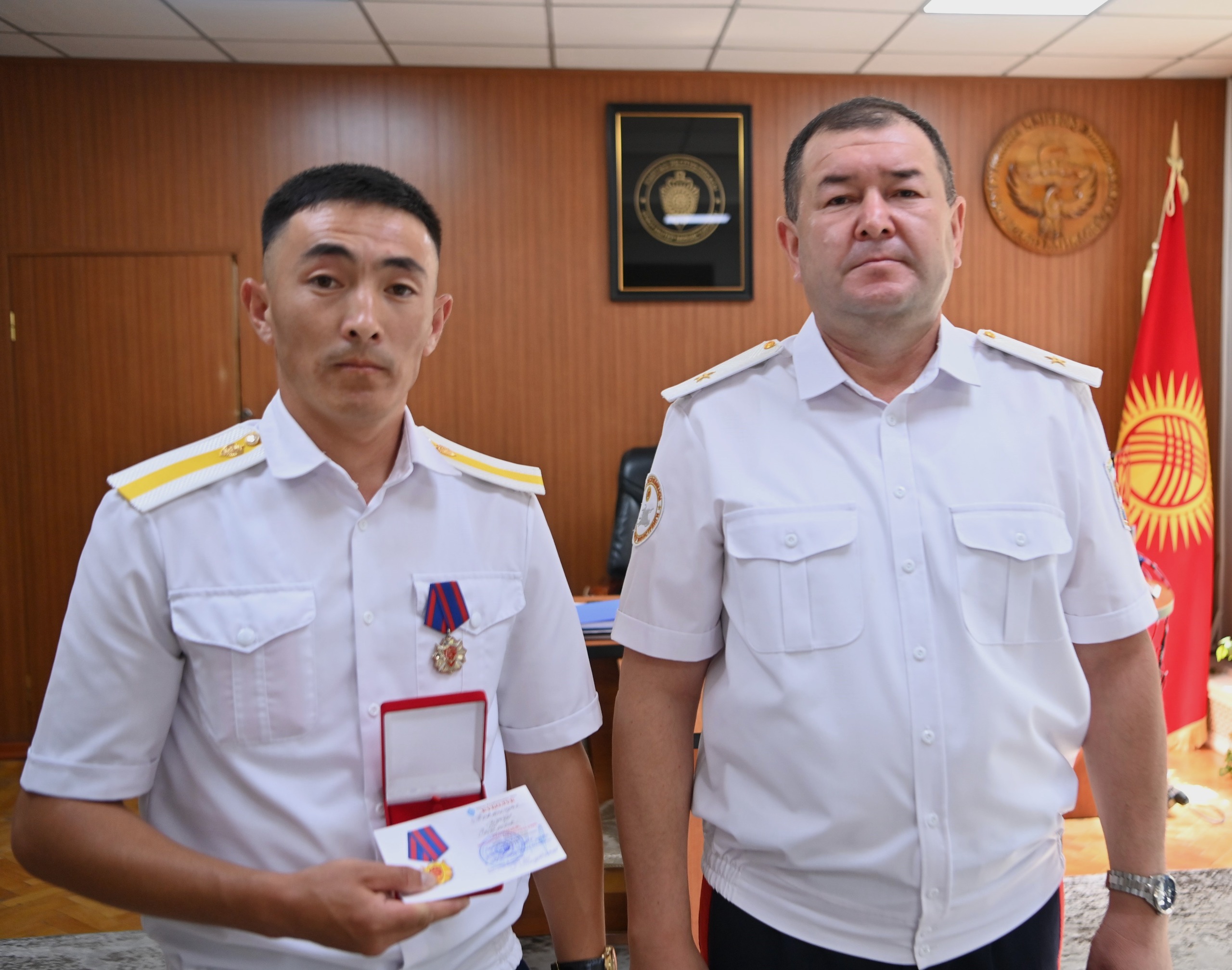 Ички иштер министрлиги көрсөткөн эрдиги жана кесипкөйлүгү үчүн бир катар милиция кызматкерлерин сыйлады