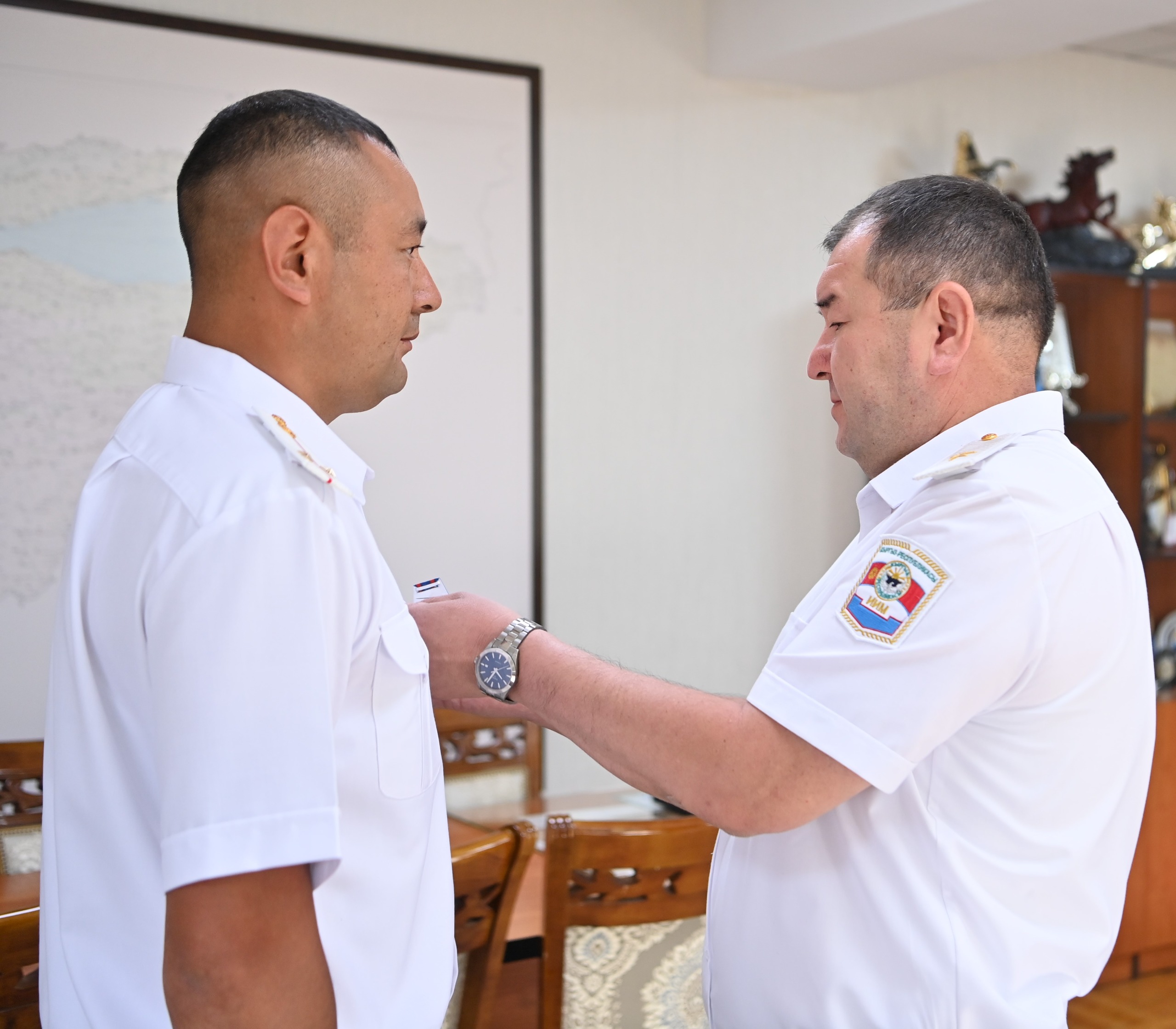 Ички иштер министрлиги көрсөткөн эрдиги жана кесипкөйлүгү үчүн бир катар милиция кызматкерлерин сыйлады