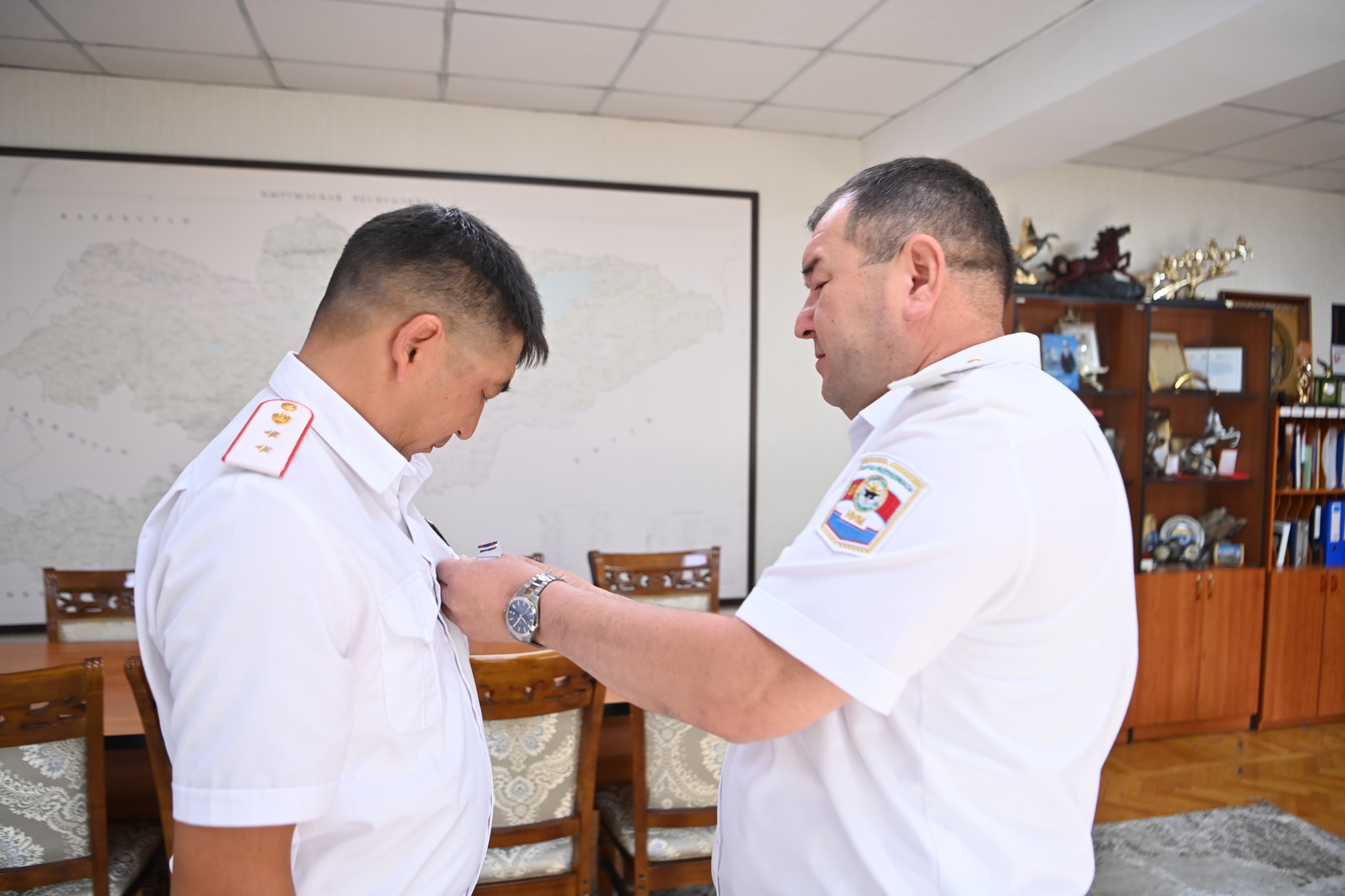 Ички иштер министрлиги көрсөткөн эрдиги жана кесипкөйлүгү үчүн бир катар милиция кызматкерлерин сыйлады