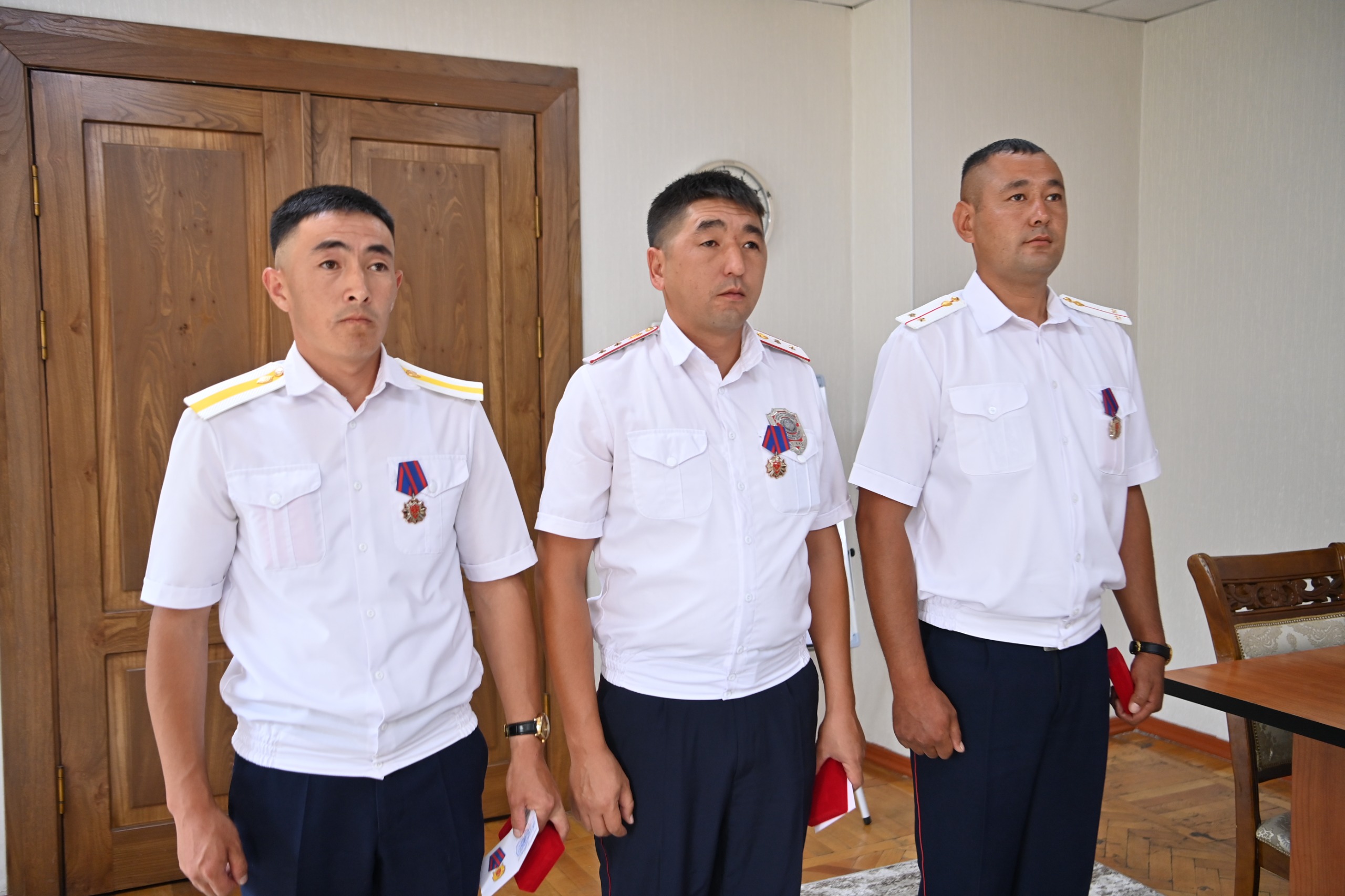 Ички иштер министрлиги көрсөткөн эрдиги жана кесипкөйлүгү үчүн бир катар милиция кызматкерлерин сыйлады