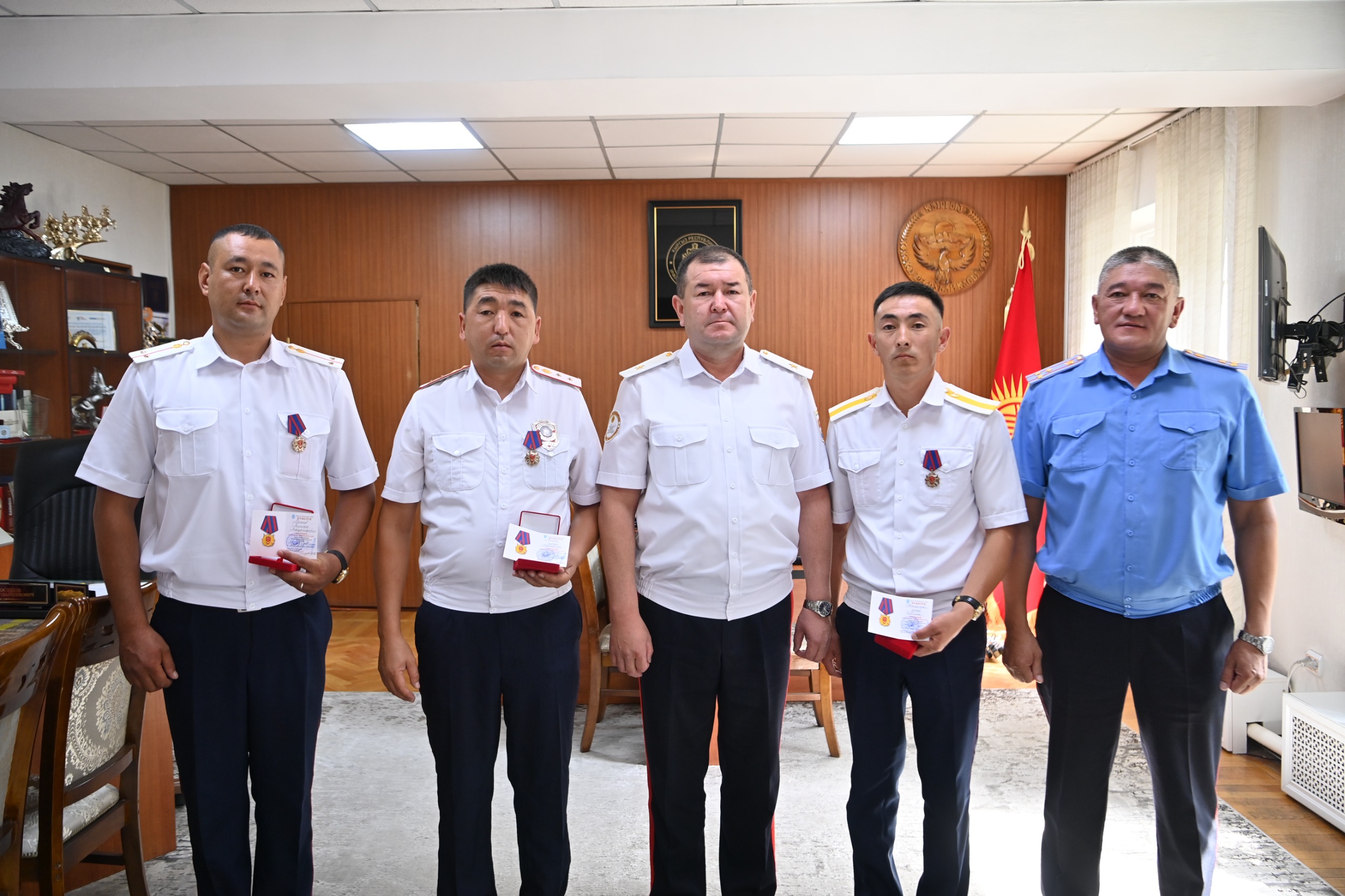 Ички иштер министрлиги көрсөткөн эрдиги жана кесипкөйлүгү үчүн бир катар милиция кызматкерлерин сыйлады