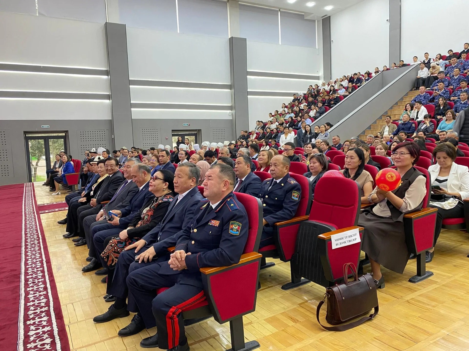 Министр внутренних дел награждён знаком «Кыргыз тили»