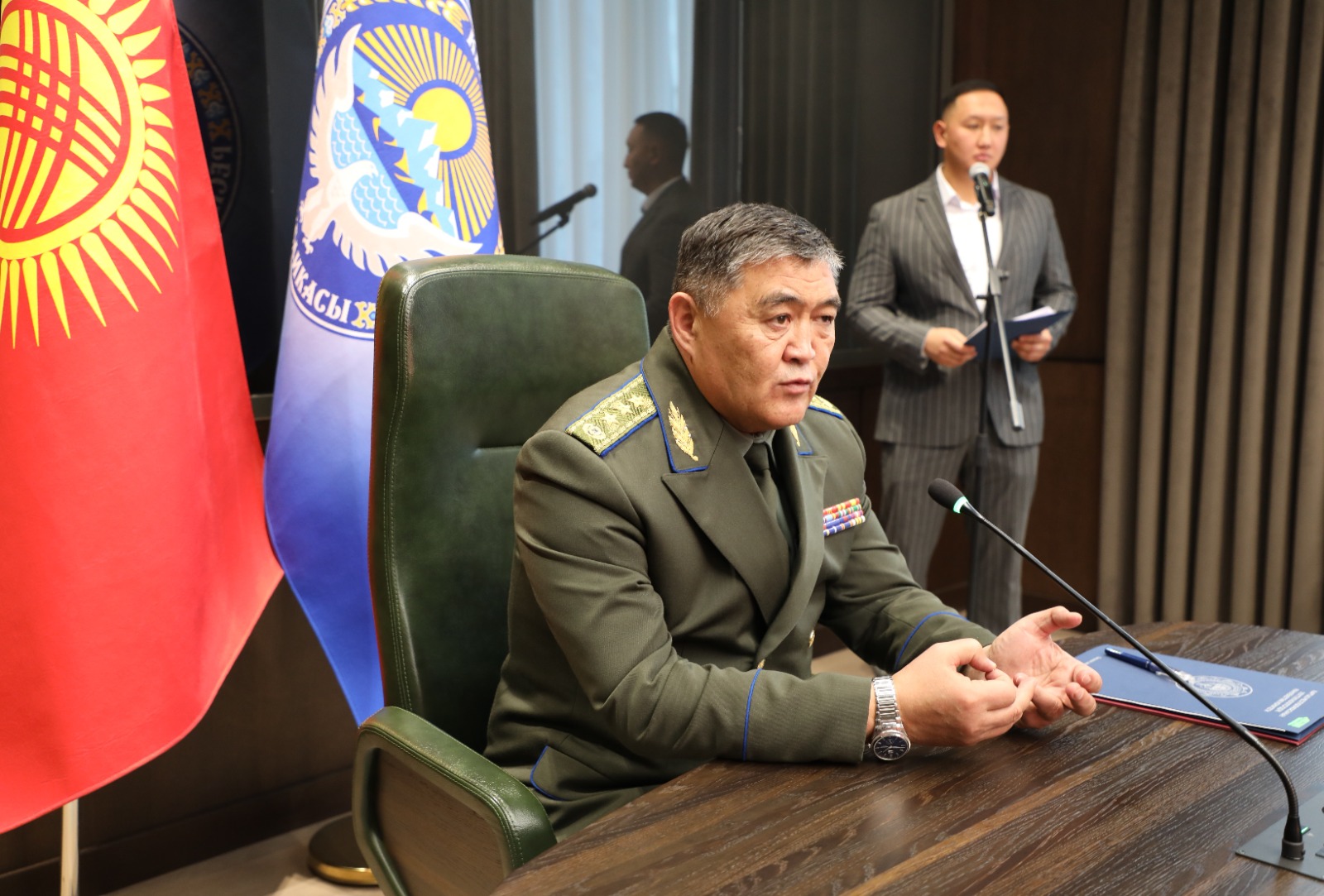 Улуттук коопсуздук мамлекеттик комитетинин төрагасы Камчыбек Ташиев милиция кызматкерлерин кесиптик майрамы менен куттуктады