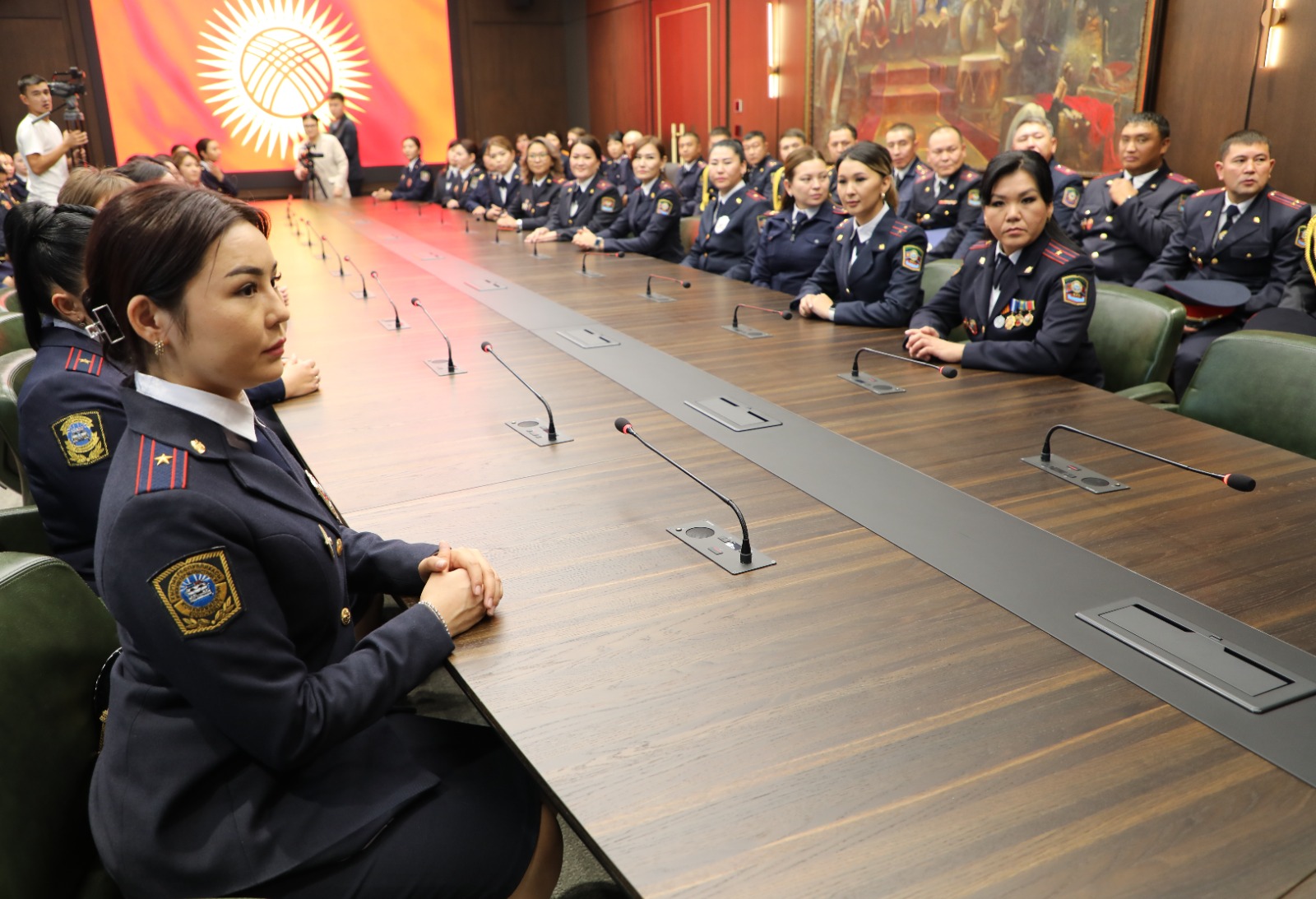 Улуттук коопсуздук мамлекеттик комитетинин төрагасы Камчыбек Ташиев милиция кызматкерлерин кесиптик майрамы менен куттуктады