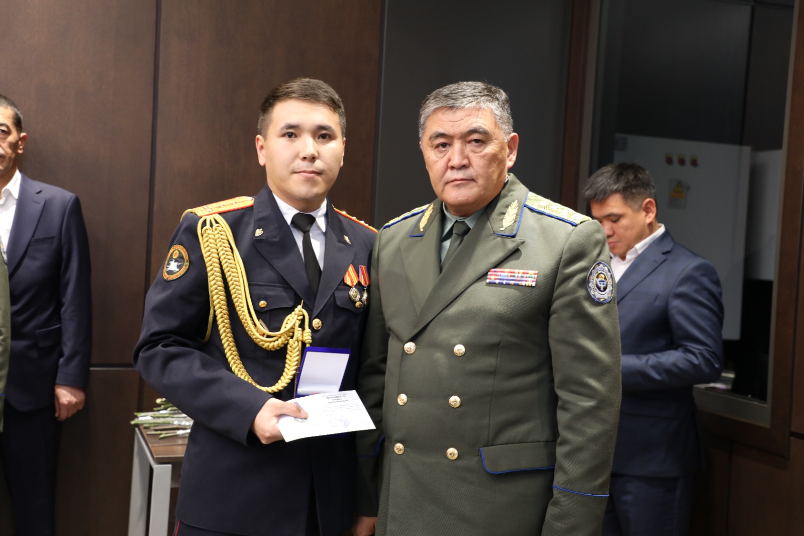 Улуттук коопсуздук мамлекеттик комитетинин төрагасы Камчыбек Ташиев милиция кызматкерлерин кесиптик майрамы менен куттуктады