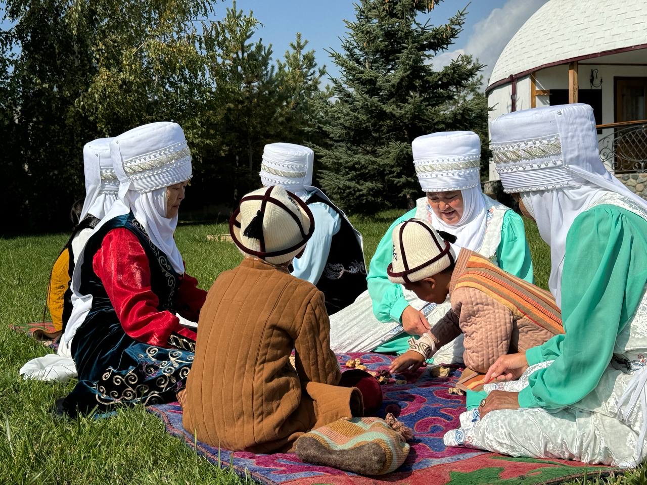 Ысык-Көл облустук ички иштер башкармалыгы Кыргыз милициясынын түзүлгөндүгүнүн 100 жылдыгына арналган "Ыр кесе" эстафеталык маданий-массалык иш-чарасын өткөрүп, жыйынтыктады