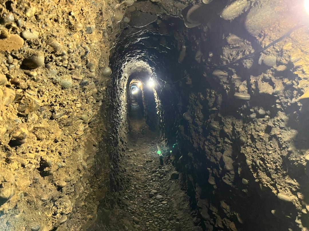 В Сузакском районе милиция обнаружила другой более крупный подземный тоннель, ведущий в соседнюю республику