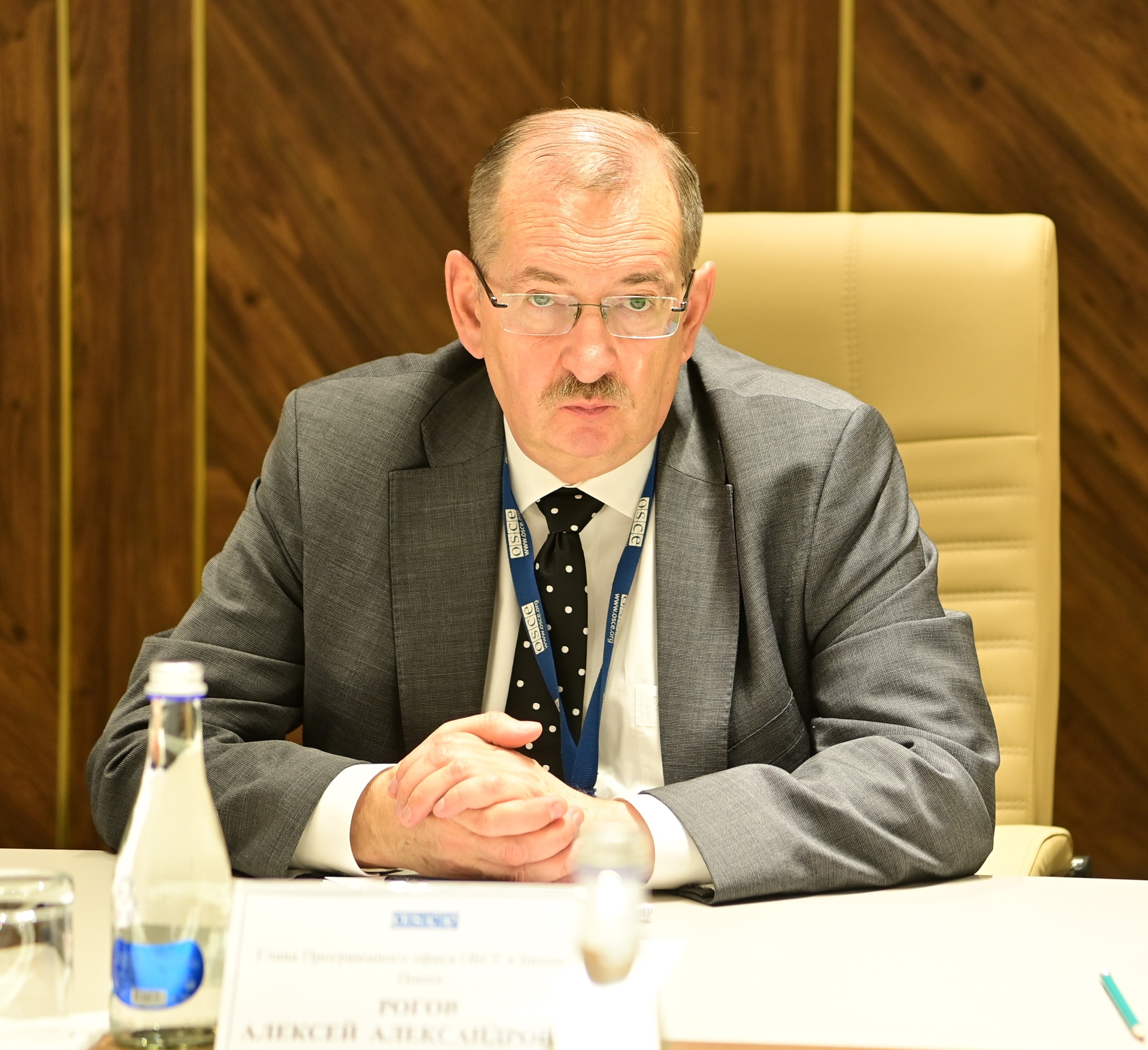Министрдин биринчи орун басары Адылбек Бийбосунов  ЕККУнун улуттук азчылыктар иштери боюнча жогорку комиссары, элчи Кристоф Камп менен жолугушту