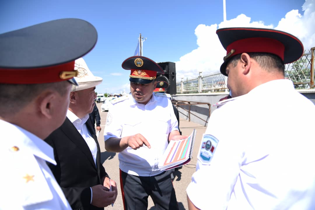 ИИМ: Улан Ниязбеков туристтик мезгилдин ачылышына карата Чолпон-Ата шаарында гарнизондук саптык кароо өткөрдү