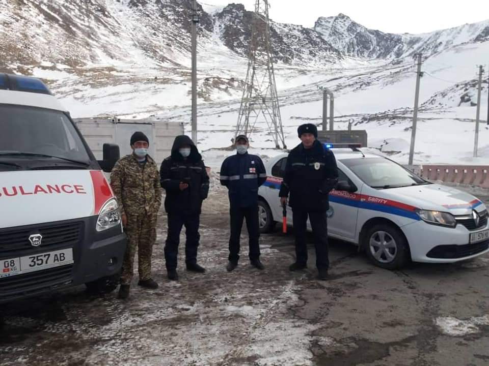 Чүй облусунун ЖКККБ инспекторлору медицина кызматкерлери менен биргеликте Төө-Ашуу ашуусу аркылуу өтүп жаткан айдоочуларга алдын алуу  иш-чараларын жүргүзүп жатышат