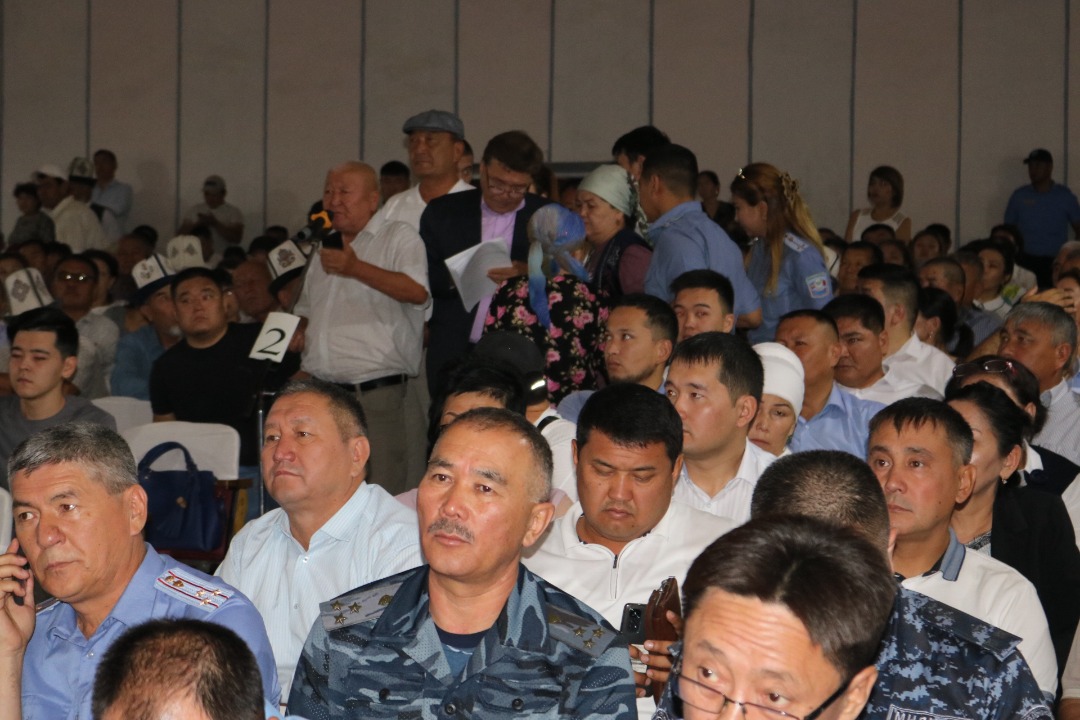 ИИМ: Улан Ниязбеков Аксы районунун жашоочулары менен жолугушту