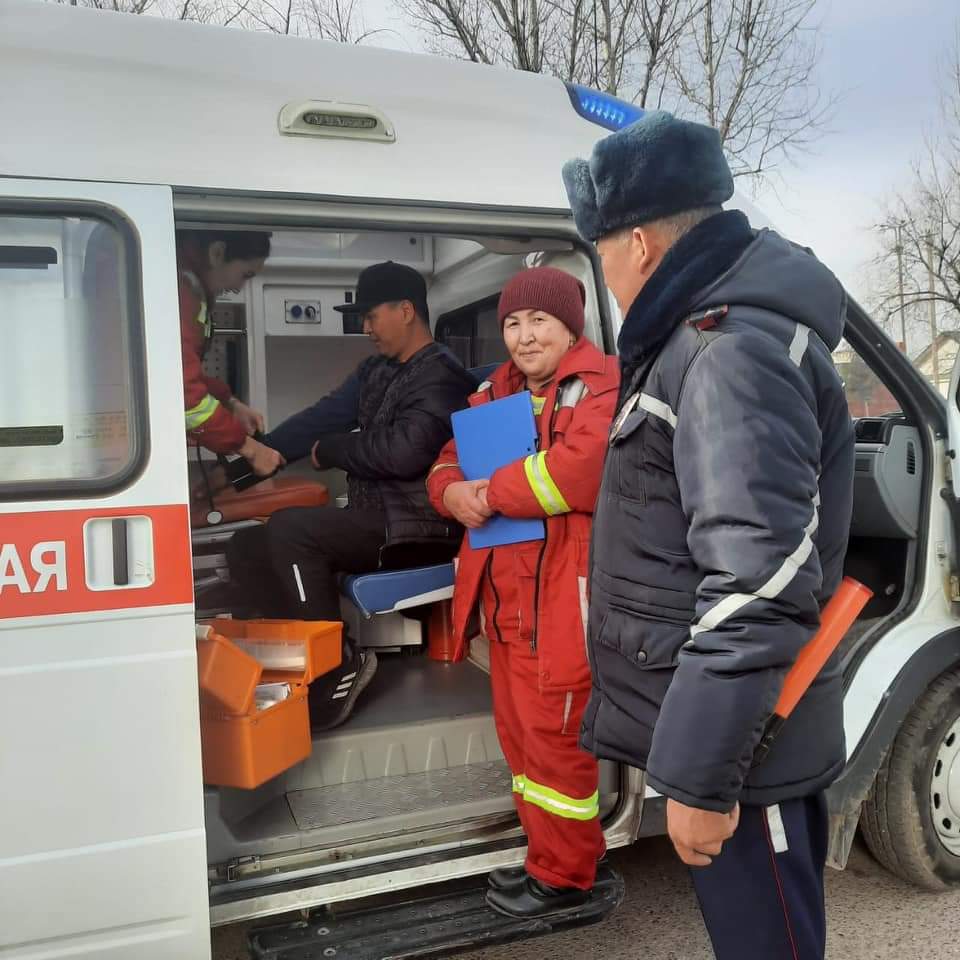 Чүй облусунун ЖКККБ инспекторлору медицина кызматкерлери менен биргеликте Төө-Ашуу ашуусу аркылуу өтүп жаткан айдоочуларга алдын алуу  иш-чараларын жүргүзүп жатышат