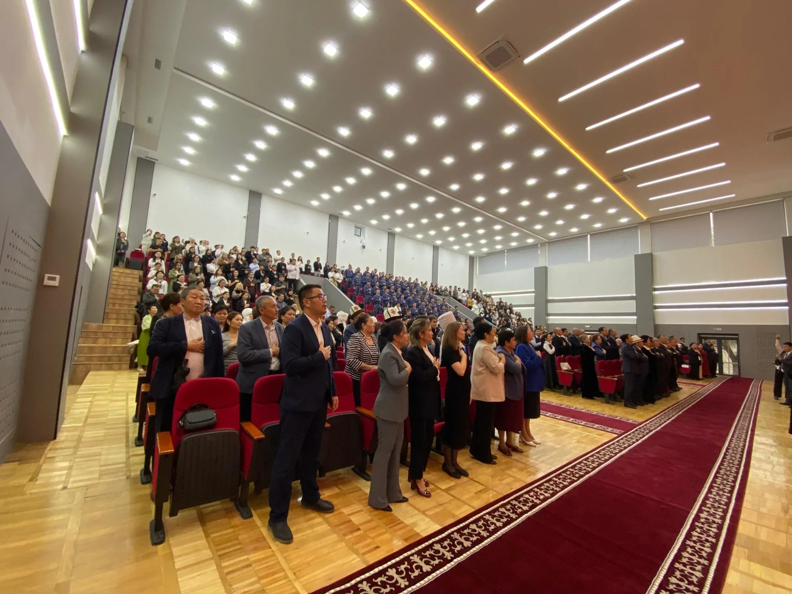 Министр внутренних дел награждён знаком «Кыргыз тили»